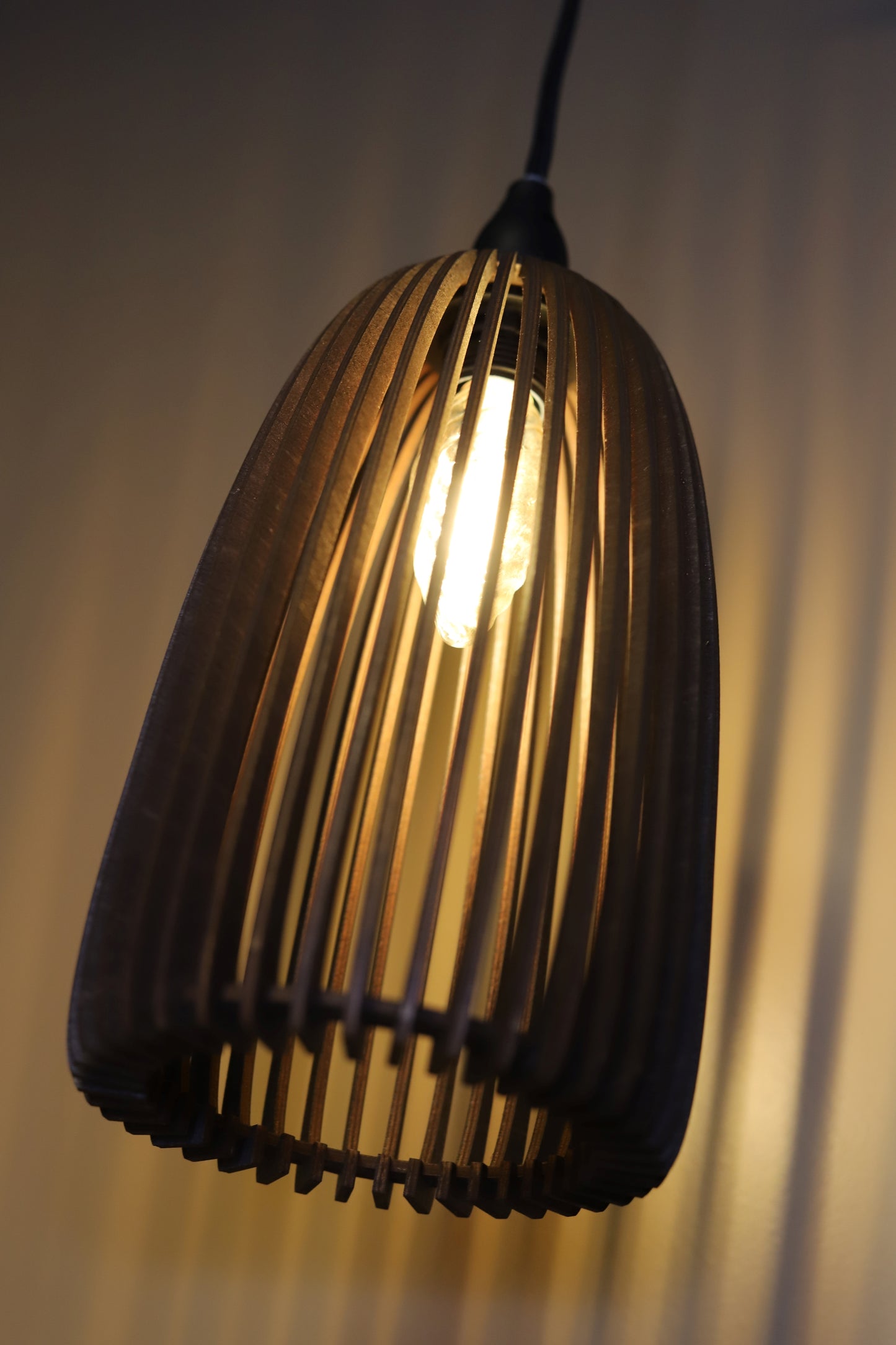 Håndlaget pendellampe