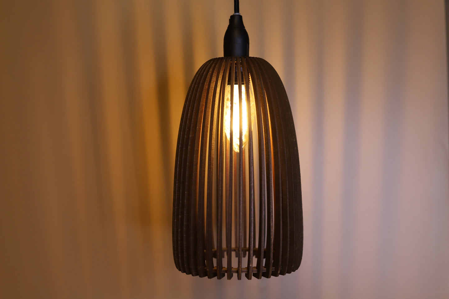 Håndlaget pendellampe