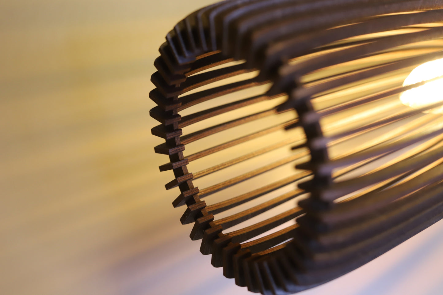 Håndlaget pendellampe