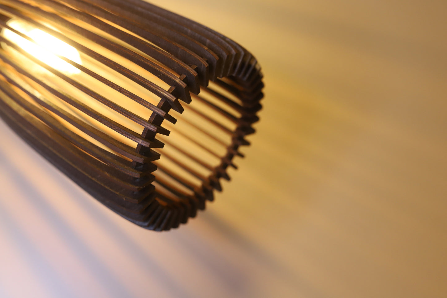 Håndlaget pendellampe